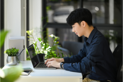 部屋で仕事をする社会人