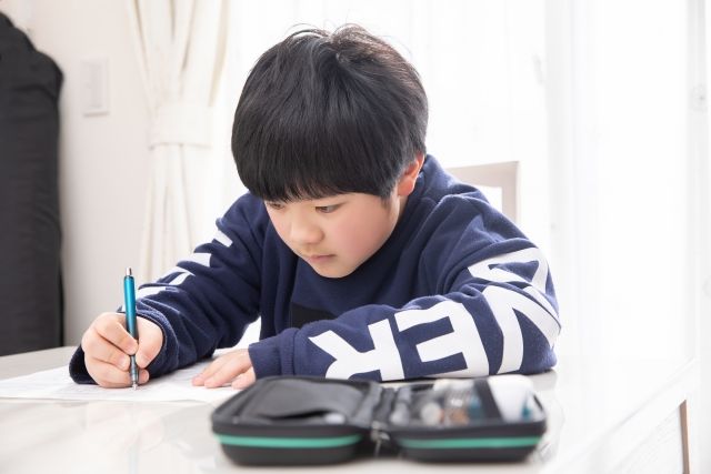 集中する子供