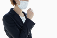 風邪をひいた女性